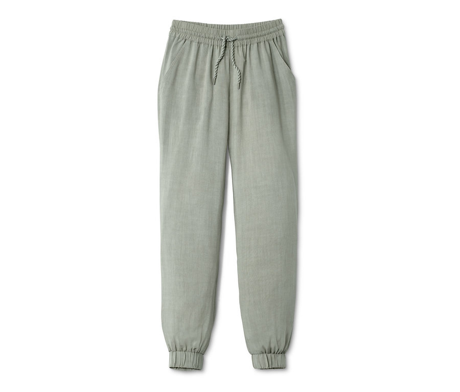 Eine grüne Schlupfhose aus ECOVERO™-Viskose auf einem weißen Hintergrund.