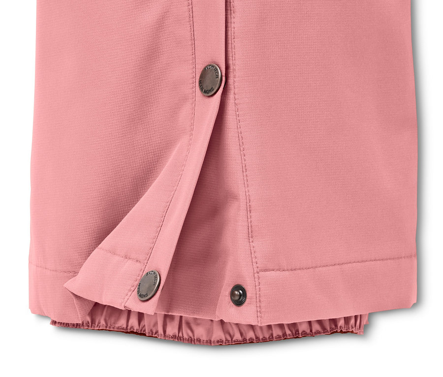 Detailaufnahme einer rosafarbenen Ski- und Snowboardhose mit Druckknopfverschluss.