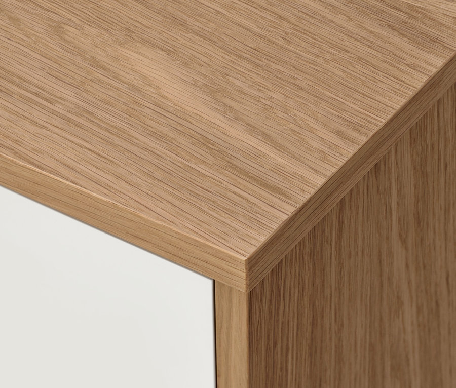 Detailansicht einer weißen »Bekeson« Kommode mit Holzplatte.