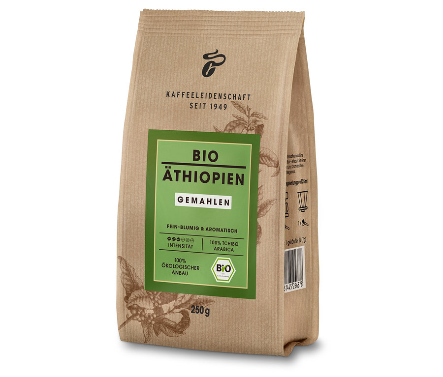 Eine 250g Packung Bio Äthiopien - Gemahlen Kaffee von Tchibo mit grünem Etikett steht aufrecht.