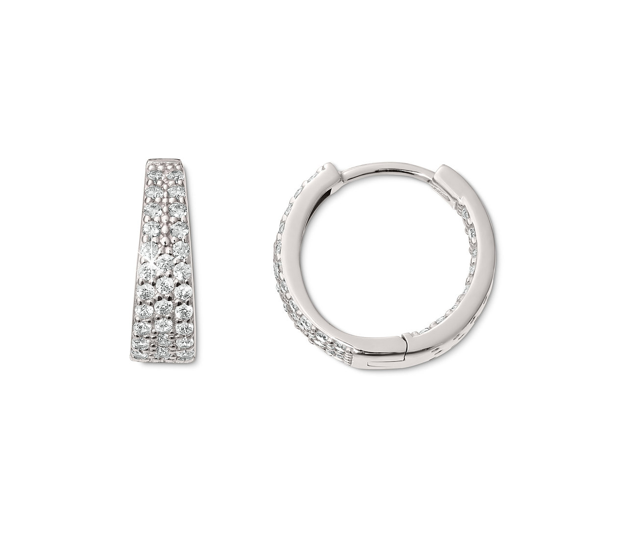 Zwei konische Creolen, 925 Silber rhodiniert, mit Zirkonia liegen auf einem weißen Hintergrund.