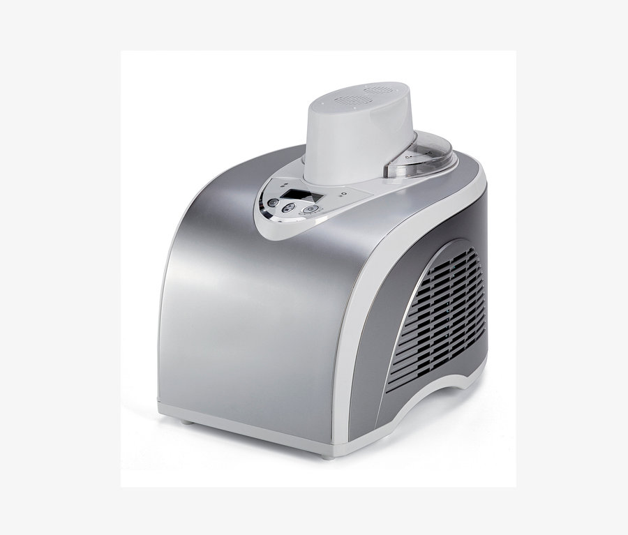 Eine silberne Eismaschine mit Kompressor auf einem weißen Hintergrund.