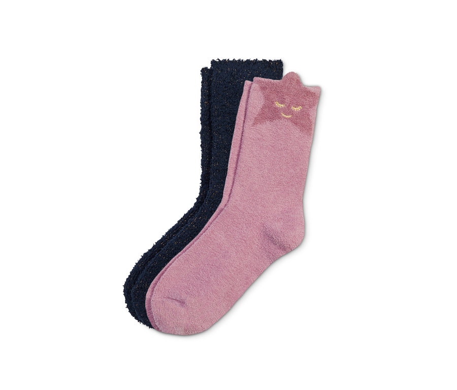 Zwei Paar Kuschelsocken: ein Paar dunkelblau, ein Paar rosa mit Sternmotiv.