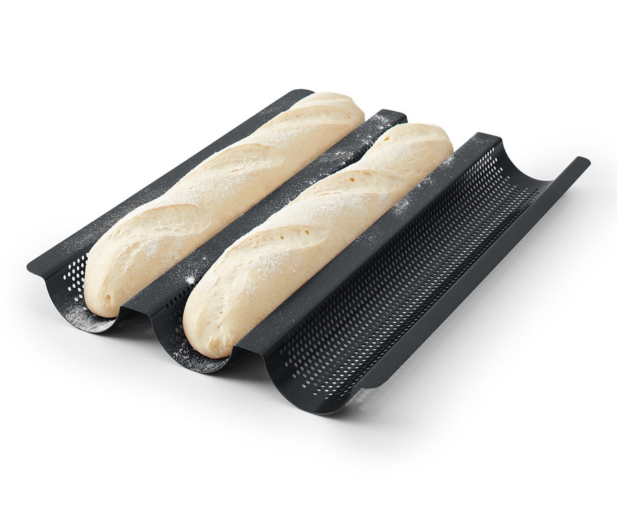 Zwei Baguettes in einem schwarzen, perforierten Baguette-Backblech.