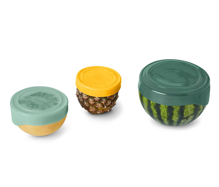 Zitrone, Ananas und Melone sind mit 3 Silikon-Frischhaltedeckeln abgedeckt.