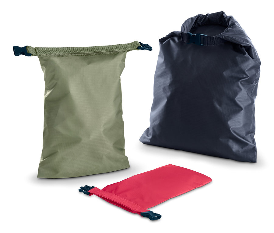 Drei wasserfeste Packsäcke in Olive, Dunkelblau und Rot.