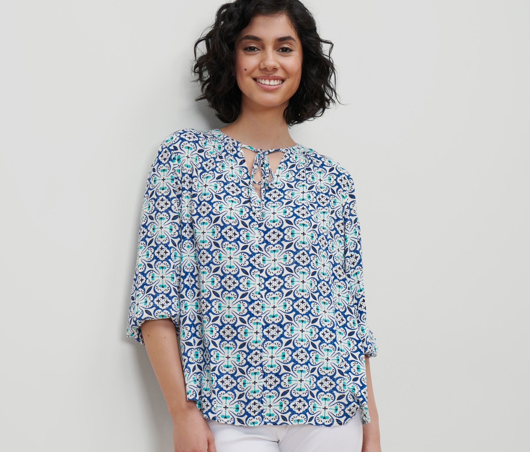 Thumbnail - Tchibo - Tunika-Bluse mit Alloverprint - Damen - Gr. 38 - weiß/print