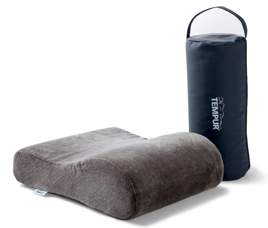 Ein graues TEMPUR® Reisekissen und eine Tragetasche.