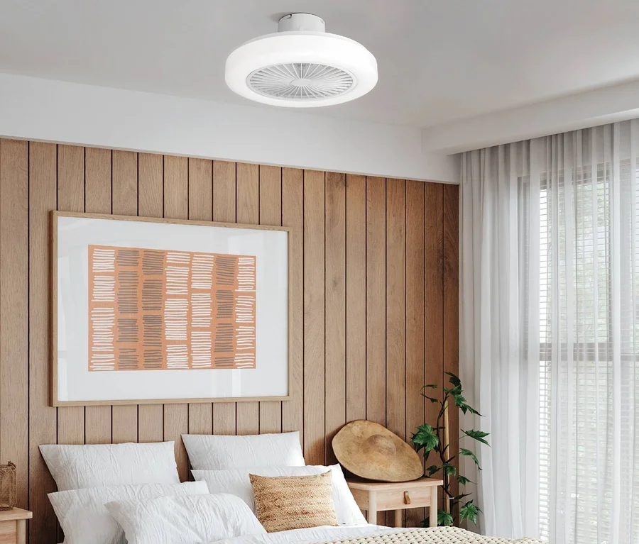 Schlafzimmer mit weißer Bettwäsche und Eglo LED-Deckenventilator »Ortona«.