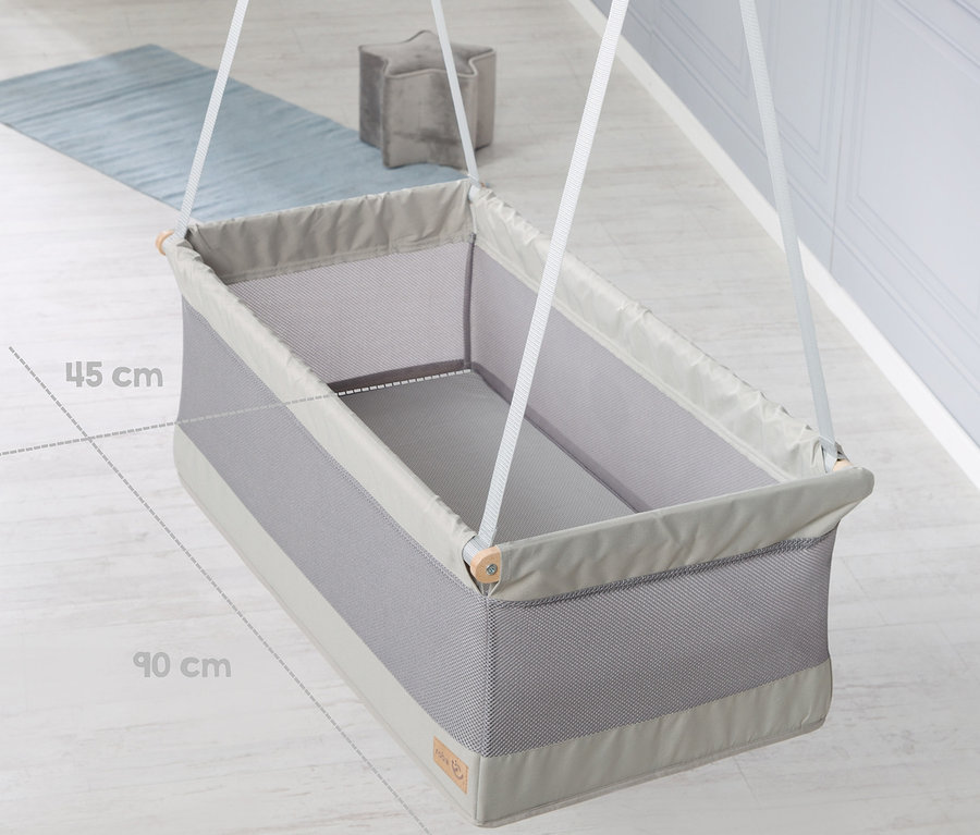 Ein graues roba Hängebettchen »safe asleep« hängt in einem Raum.