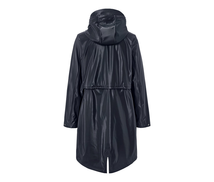 Rückansicht eines dunkelblauen Regenmantels mit Glanz-Effekt.