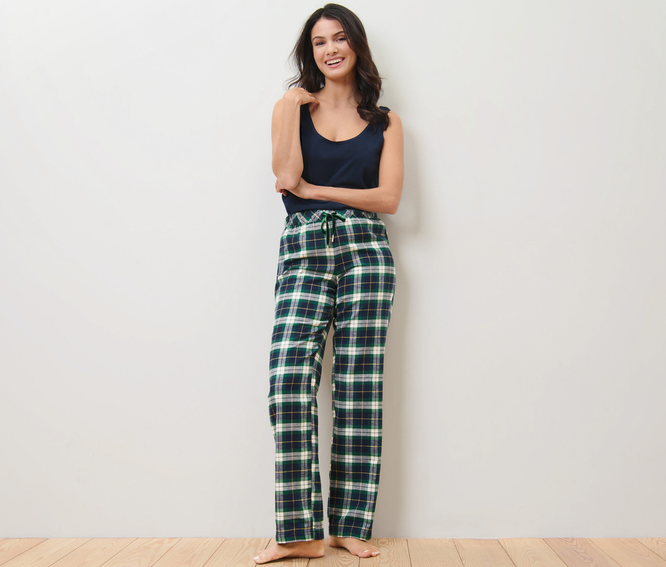Frau posiert in grüner Flanell-Relaxhose.