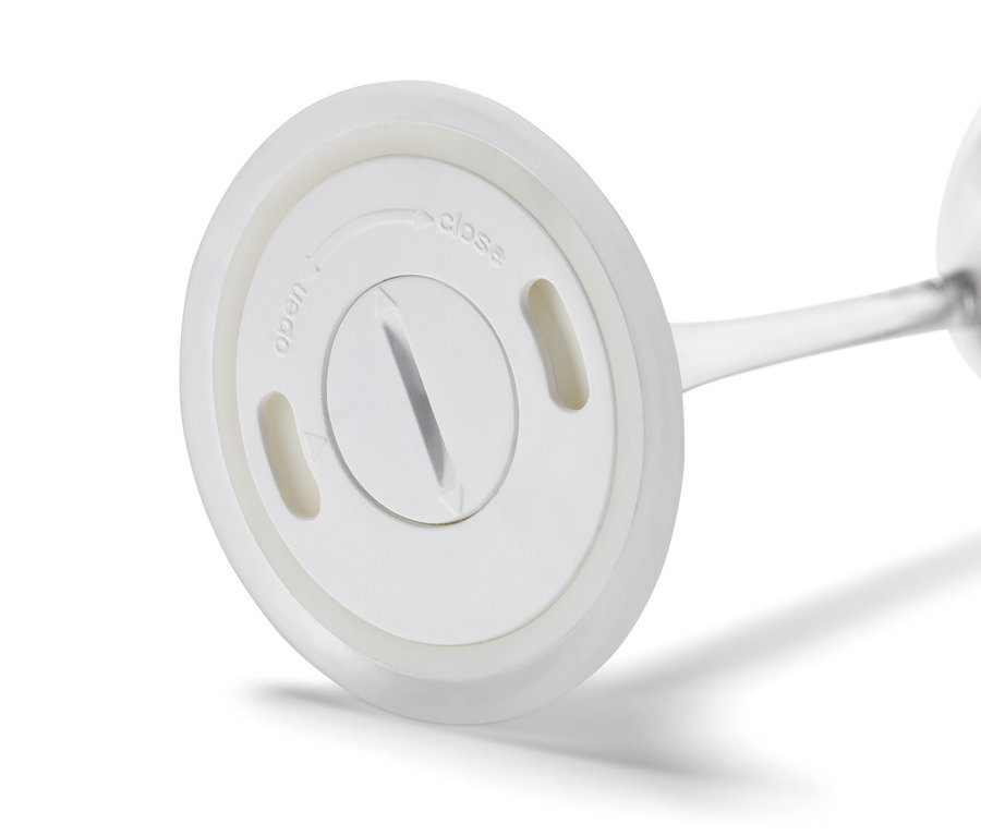 Detailansicht der Unterseite eines LED-Champagnerglases aus einem 2er-Set.