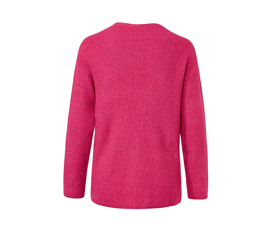 Himbeerfarbener Grobstrickpullover von hinten.