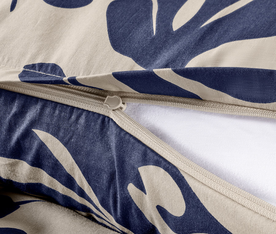 Detailaufnahme von floraler Perkal-Bettwäsche mit Reißverschluss.