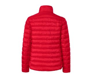 Eine rote Steppjacke.