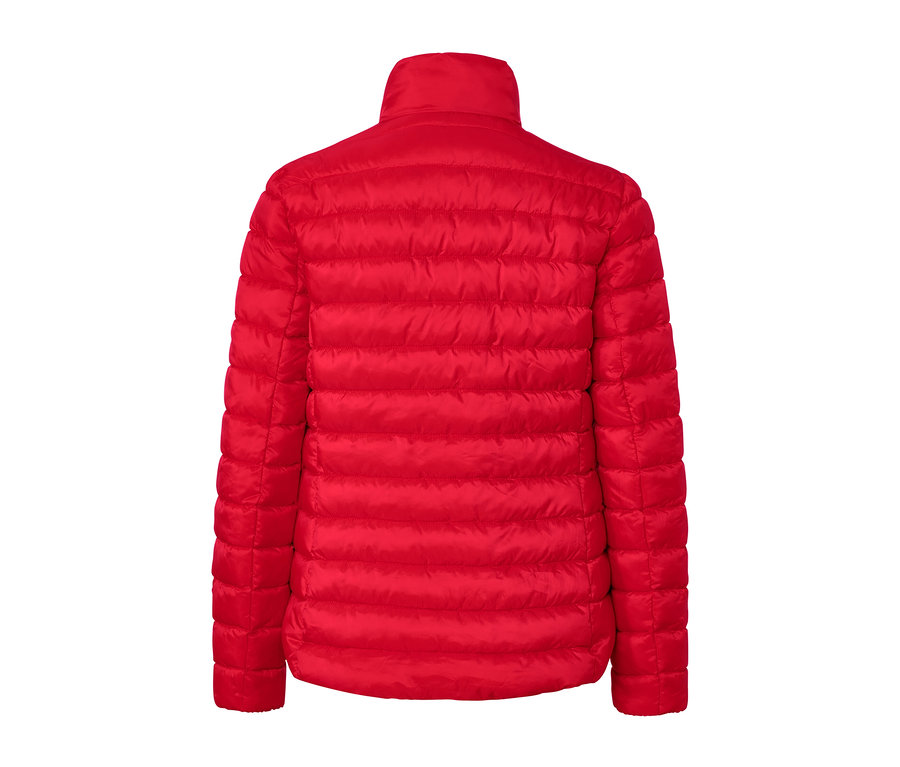 Eine rote Steppjacke.
