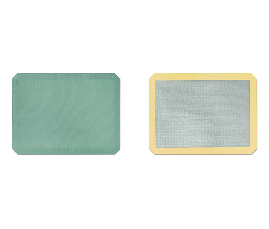 Zwei Profi-Dauerbackmatten liegen auf einem weißen Untergrund.