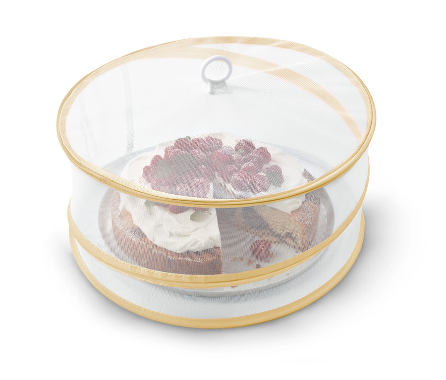 Ein Kuchen mit Himbeeren ist mit einer faltbaren Abdeckhaube abgedeckt.