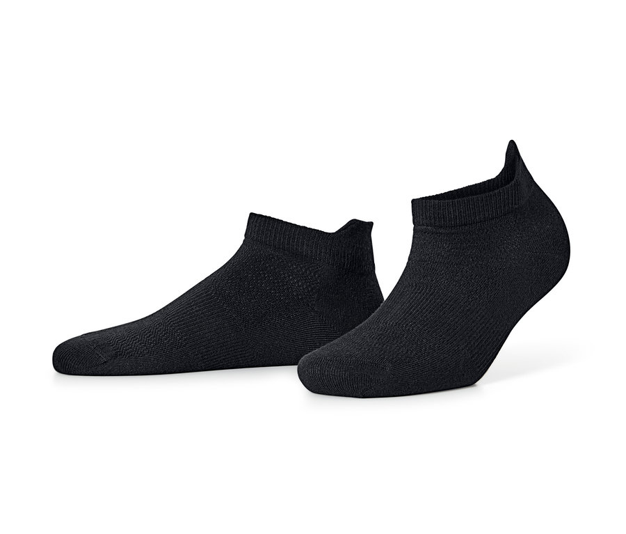 Zwei Paar schwarze Sneaker-Sportsocken.