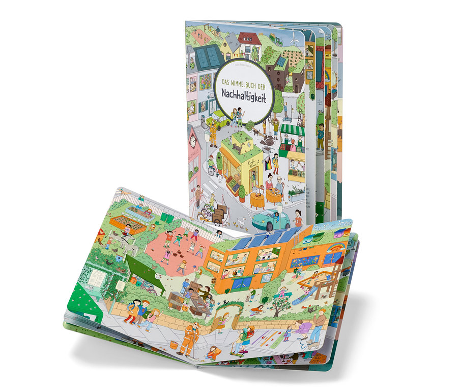 Zwei geöffnete Bücher »Das Wimmelbuch der Nachhaltigkeit« zeigen detaillierte Illustrationen des städtischen Lebens.