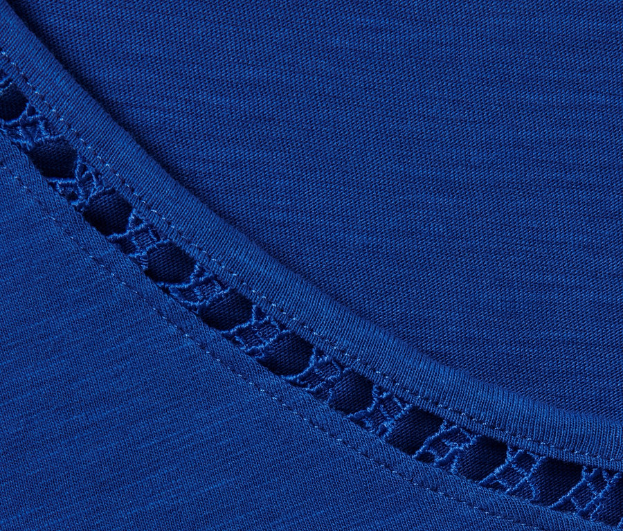 Detailansicht eines kobaltblauen Shirts mit Ausschnitt.