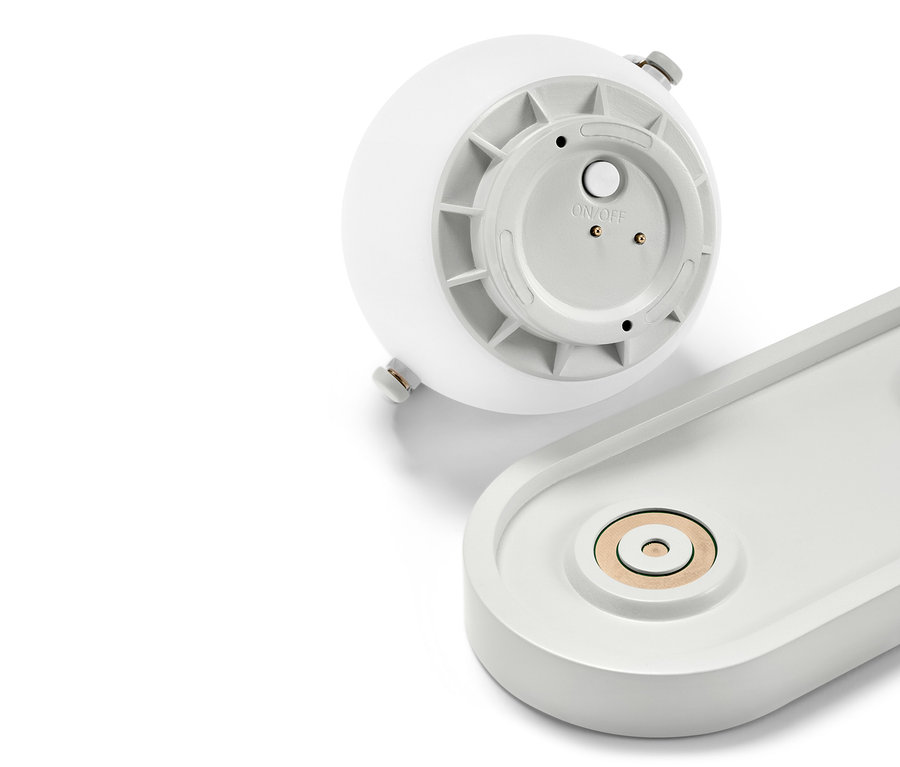 Detailansicht eines LED-Akku-Tischleuchten-Sets, Unterseite der Lampe und Ladestation.