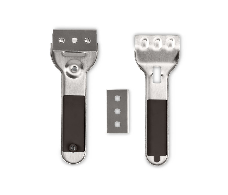 Zwei Reinigungsschaber und eine Ersatzklinge auf weißem Hintergrund.