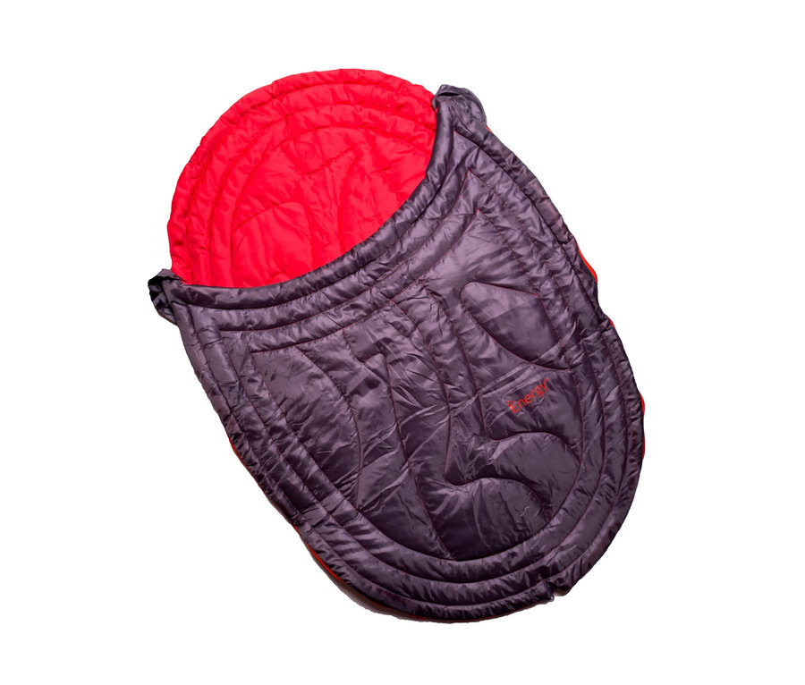 Lila 2-in-1 Hundedecke und Schlafsack mit rotem Futter.
