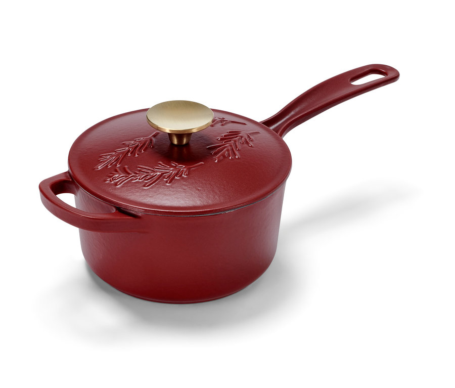 Eine rote Gusseisen-Stielkasserolle mit Deckel und goldenem Griff.