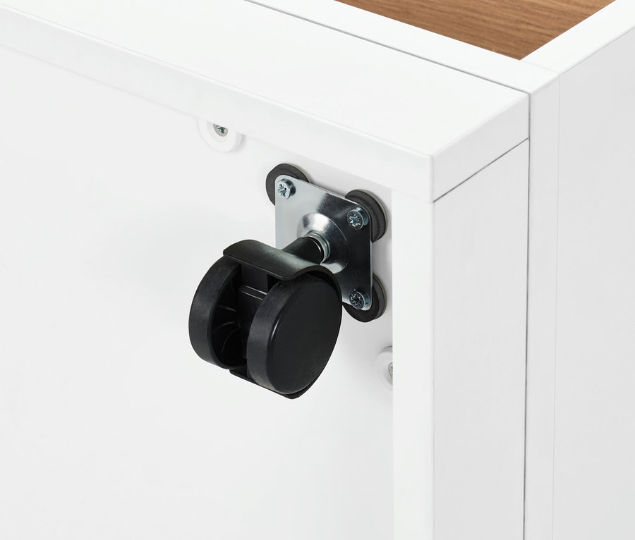 Detailansicht eines weißen Couchtischs mit versteckten Rollen.