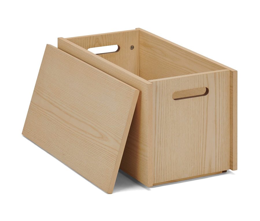 Eine Stapelbox mit Deckel und Griffmulden.