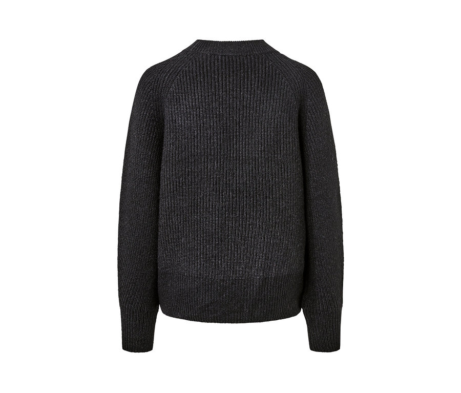 Detailansicht eines schwarzen Strickpullovers.