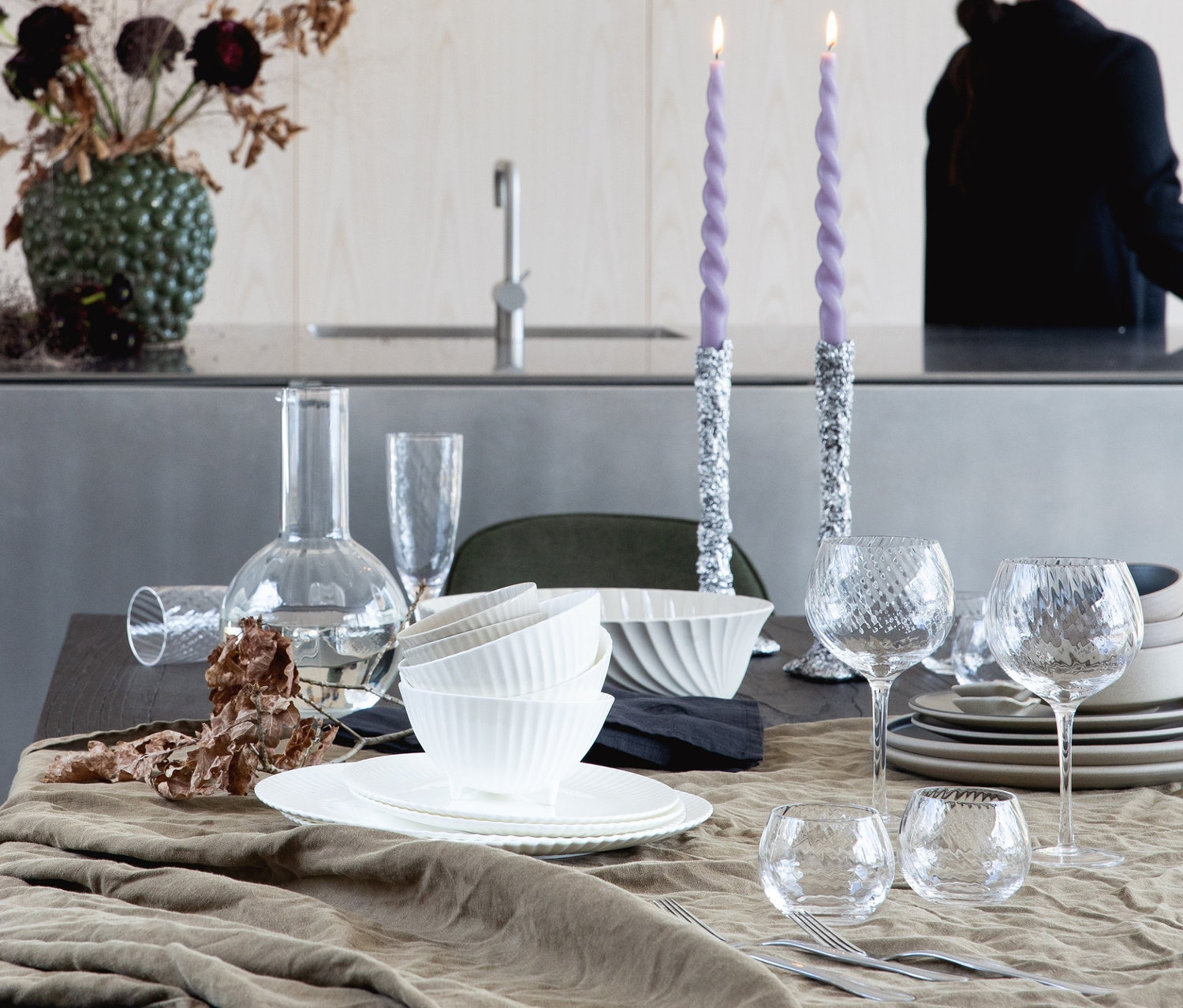 Gedeckter Tisch mit einer Karaffe »Opacity«, 6 Gläsern »Opacity« und 6 Weingläsern.