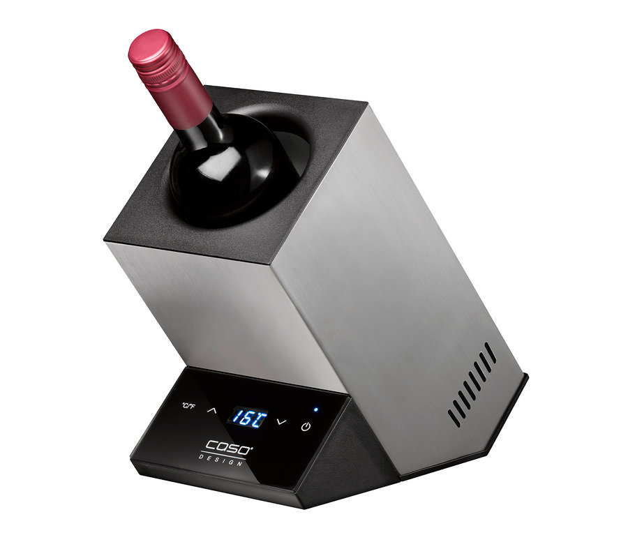 Eine Flasche Rotwein, die in einem Caso Weinkühler »Wine Case One« gekühlt wird.