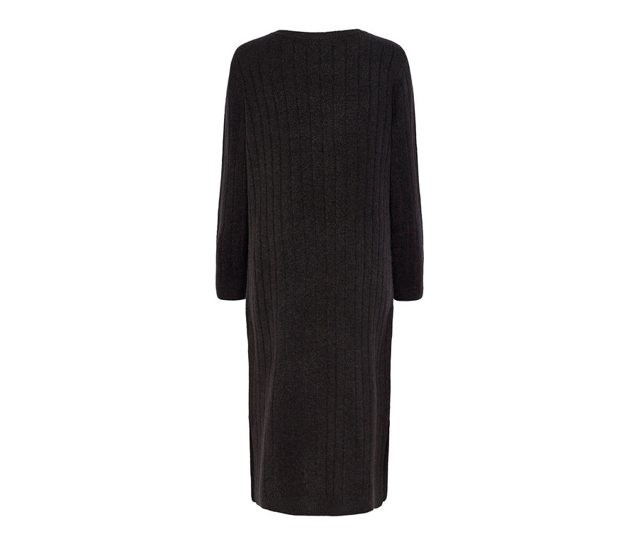 Detailansicht eines grauen, gerippten Strickkleides.
