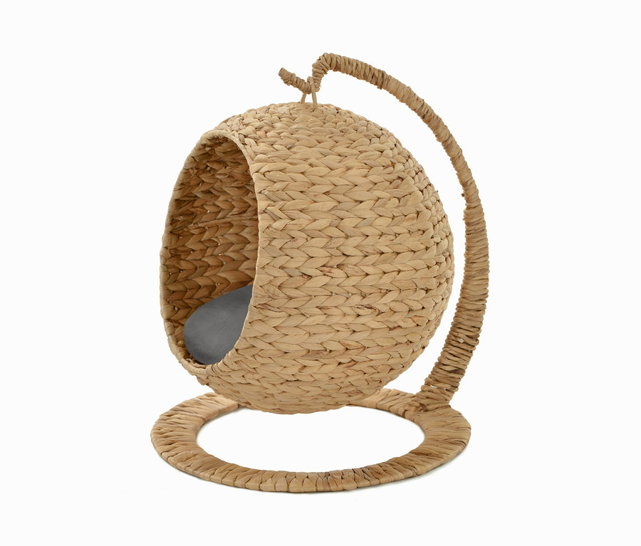 Ein Katzen-Hängesessel »Smokey« aus Korb mit einem grauen Kissen im Inneren.
