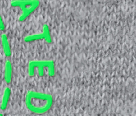 Detail eines grauen Kinder-Sweat-Hoodies mit neongrünem Erdkugel-Aufdruck und Text.