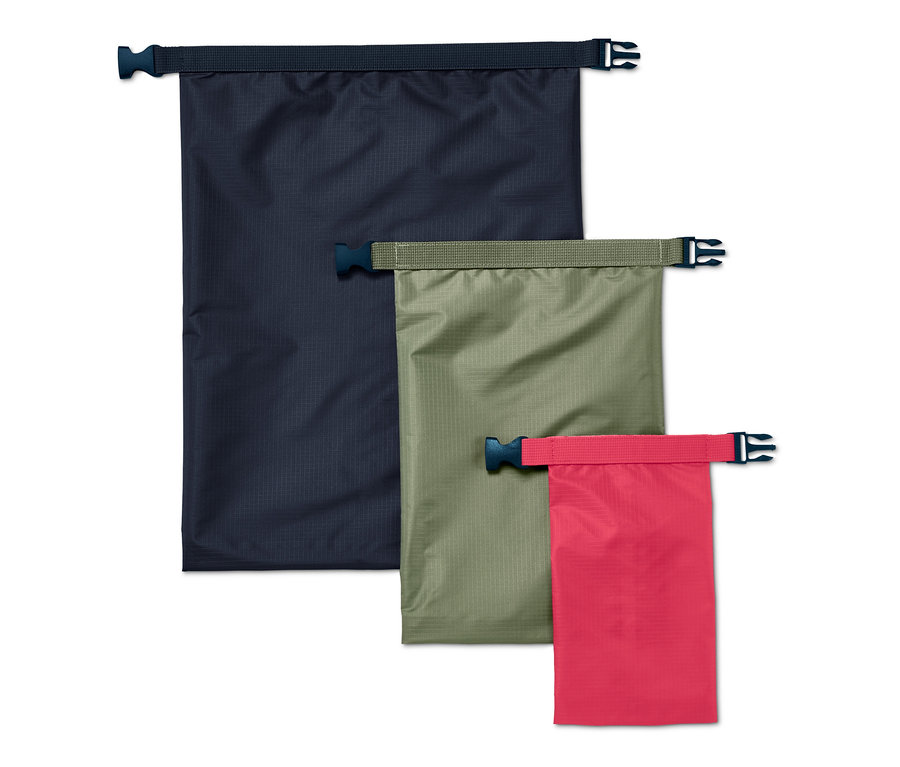 Drei wasserfeste Packsäcke in Blau, Grün und Pink.