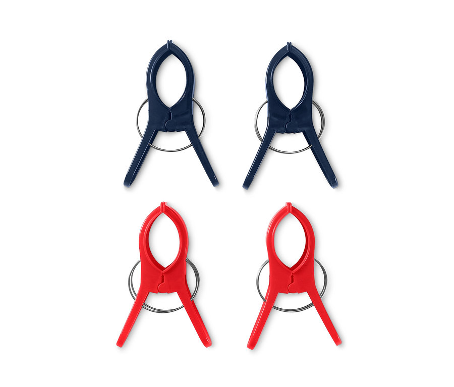 Vier Handtuchclips: zwei blaue und zwei rote.