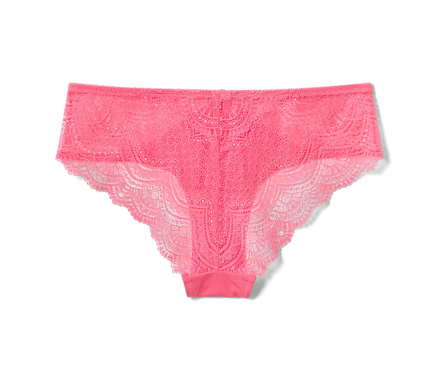 Detailansicht eines einzelnen rosa 2 Brazilslips mit Blumenspitze auf weißem Hintergrund.