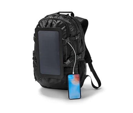 Schwarzer Solar-Rucksack mit Paneel und aufladendem Telefon.