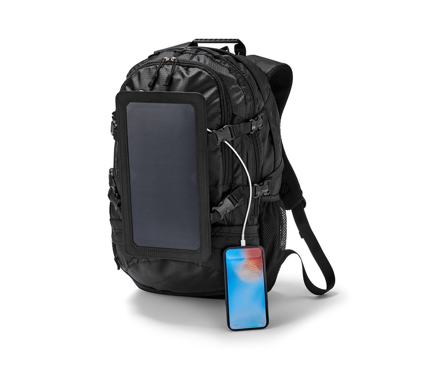 Schwarzer Solar-Rucksack mit Paneel und aufladendem Telefon.