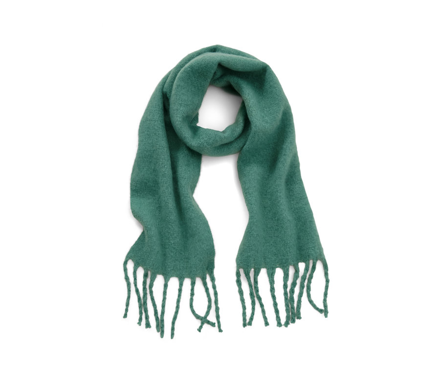 Ein grüner Webschal mit Fransen auf weißem Hintergrund.