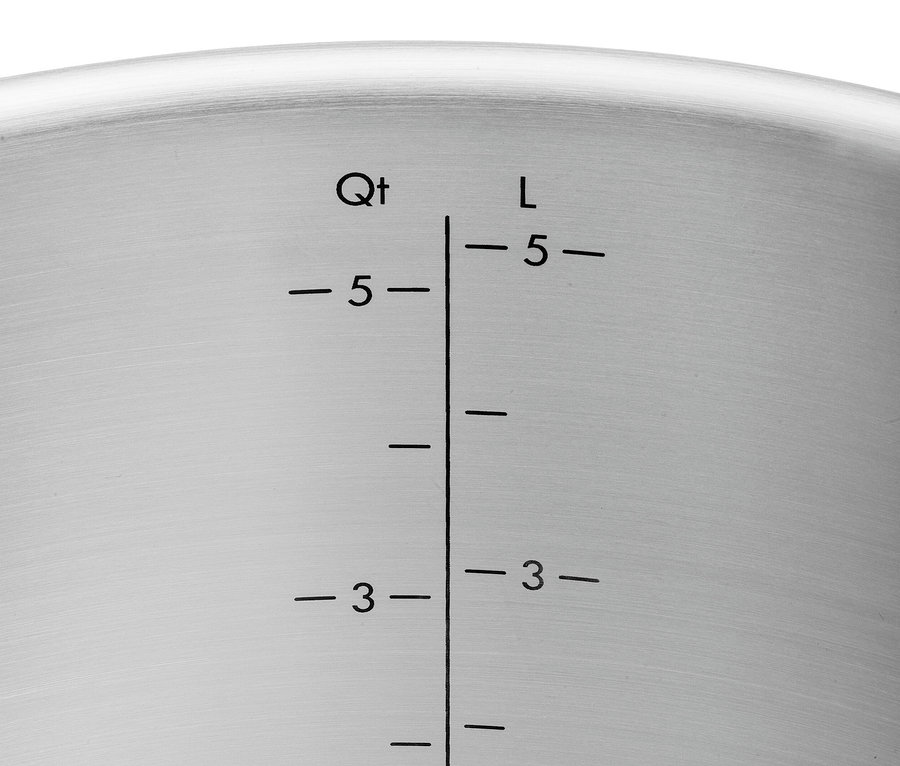 Detailansicht eines grauen ZWILLING PURE Edelstahl-Kochgeschirr-Sets, mit Messmarkierungen.