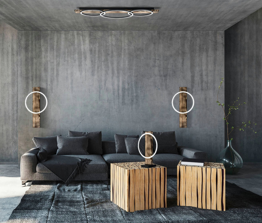Wohnzimmer mit grauem Sofa, Holztischen und Eglo 3er-LED-Deckenleuchte »Boyal«.