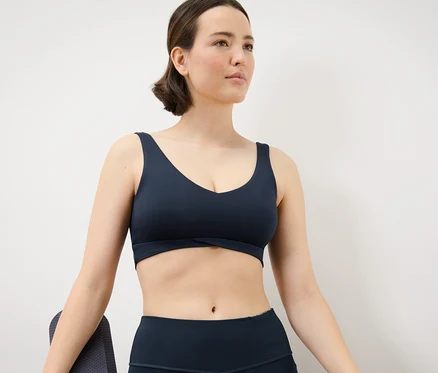 Frau trägt ein Marineblaues Sport-Bustier.