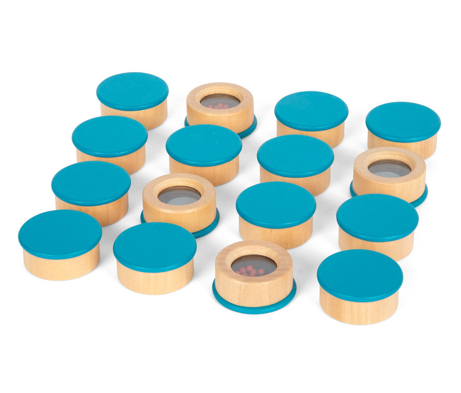 Auf einem weißen Hintergrund sind 14 Stück des Holzspielzeugs small foot Hör- und Fühl-Memo »Sensory« abgebildet. Einige haben einen blauen Deckel, andere haben eine transparente Öffnung.