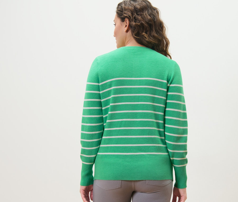 Frau von hinten trägt einen gestreiften Feinstrickpullover.