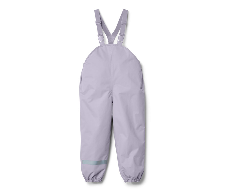 Eine hellviolette Kinder-Regenhose mit Latz und einem reflektierenden Streifen am Hosenbein.